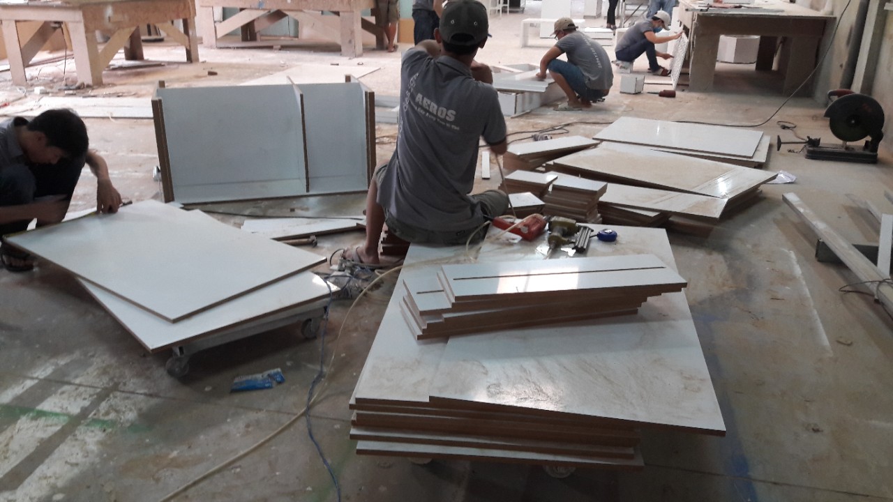 Hình ảnh thợ mộc Aeros đang thi công sản xuất tại xưởng gỗ