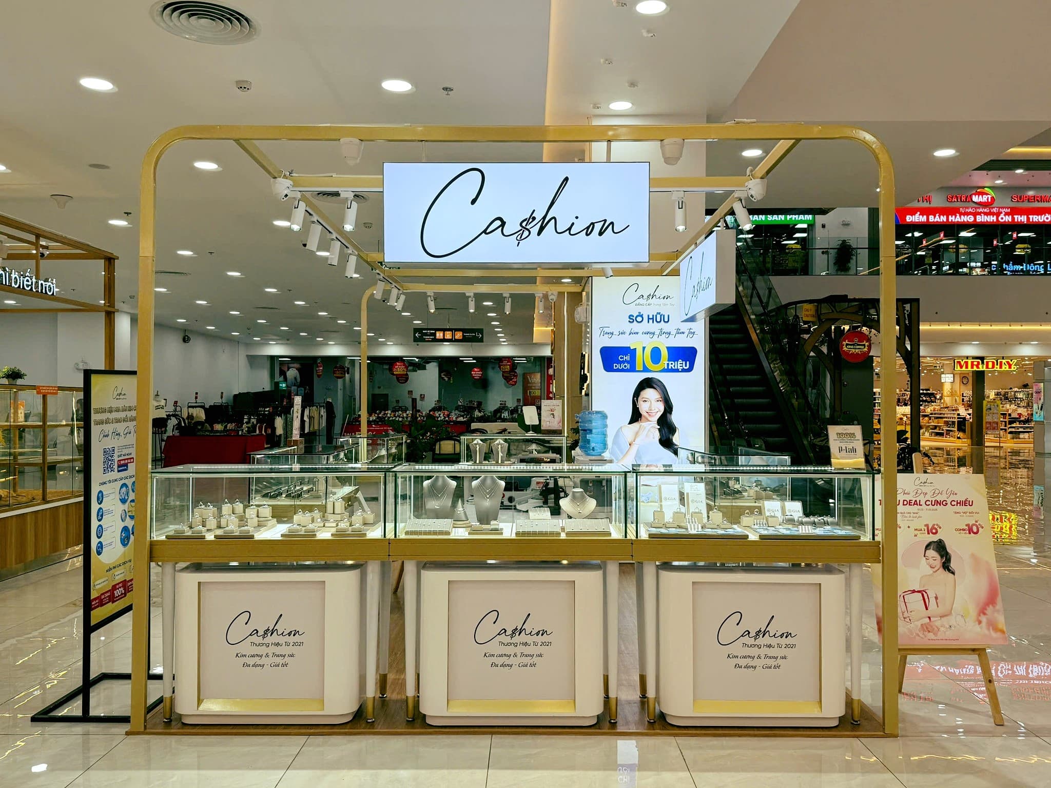 Dự án Thiết kế gian hàng trang sức cao cấp CASHION tại TTTM Central Mall Võ Văn Kiệt, Quận 6, TPHCM Hình ảnh dự án Thiết kế gian hàng trang sức cao cấp CASHION tại TTTM Central Mall Võ Văn Kiệt, Quận 6, TPHCM. Khám phá chi tiết về dự án Thiết kế gian hàng trang sức cao cấp CASHION tại TTTM Central Mall Võ Văn Kiệt, Quận 6, TPHCM được thực hiện bởi đội ngũ chuyên gia giàu kinh nghiệm. Dự án này thể hiện sự chuyên nghiệp và chất lượng trong từng công đoạn thực hiện.
