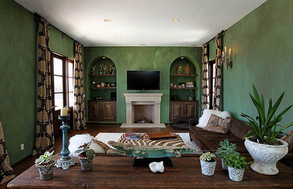 Nội thất phòng khách màu xanh lá cây ngày càng trở nên phổ biến trong thiết kế nội thất. Các bộ sofa màu xanh lá cây kết hợp cùng đồ nội thất trang nhã, tạo nên không gian sống sang trọng và đầy phong cách. Chúng ta có thể dễ dàng tận hưởng không gian thoải mái trong căn phòng này. Hãy để cho hình ảnh chứng minh điều đó.
