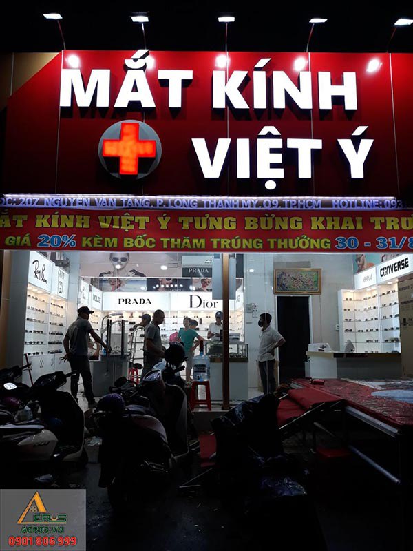 Thi công cửa hàng mắt kính Việt Ý của anh Việt tại quận 9