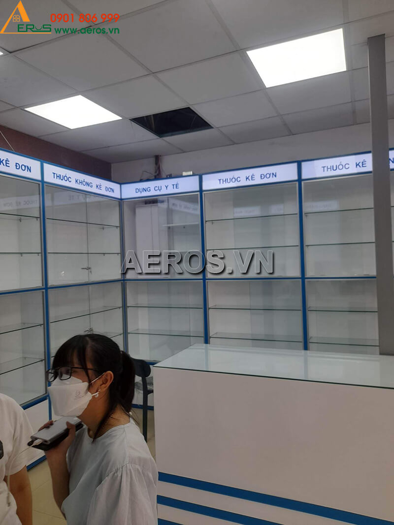 Hình ảnh thi công tủ quầy nhôm kính nhà thuốc tây Hải Thanh tại quận 10, TPHCM