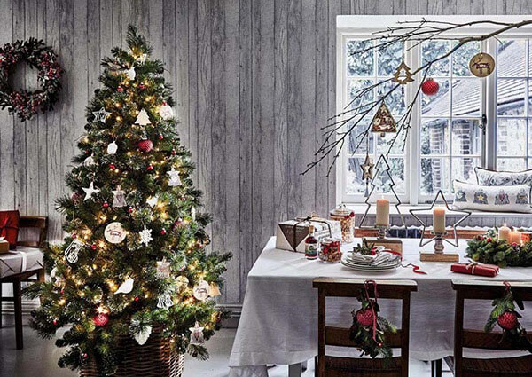 Thưởng thức bữa ăn tối Giáng sinh trên không gian trang trí Noel khác lạ tại nhà hàng sẽ là trải nghiệm tuyệt vời cho bạn. Hãy cùng chiêm ngưỡng những hình ảnh về trang trí Giáng sinh của các nhà hàng, thực đơn ấn tượng, ánh sáng lung linh và tạo nên không khí đầm ấm, ấm cúng.